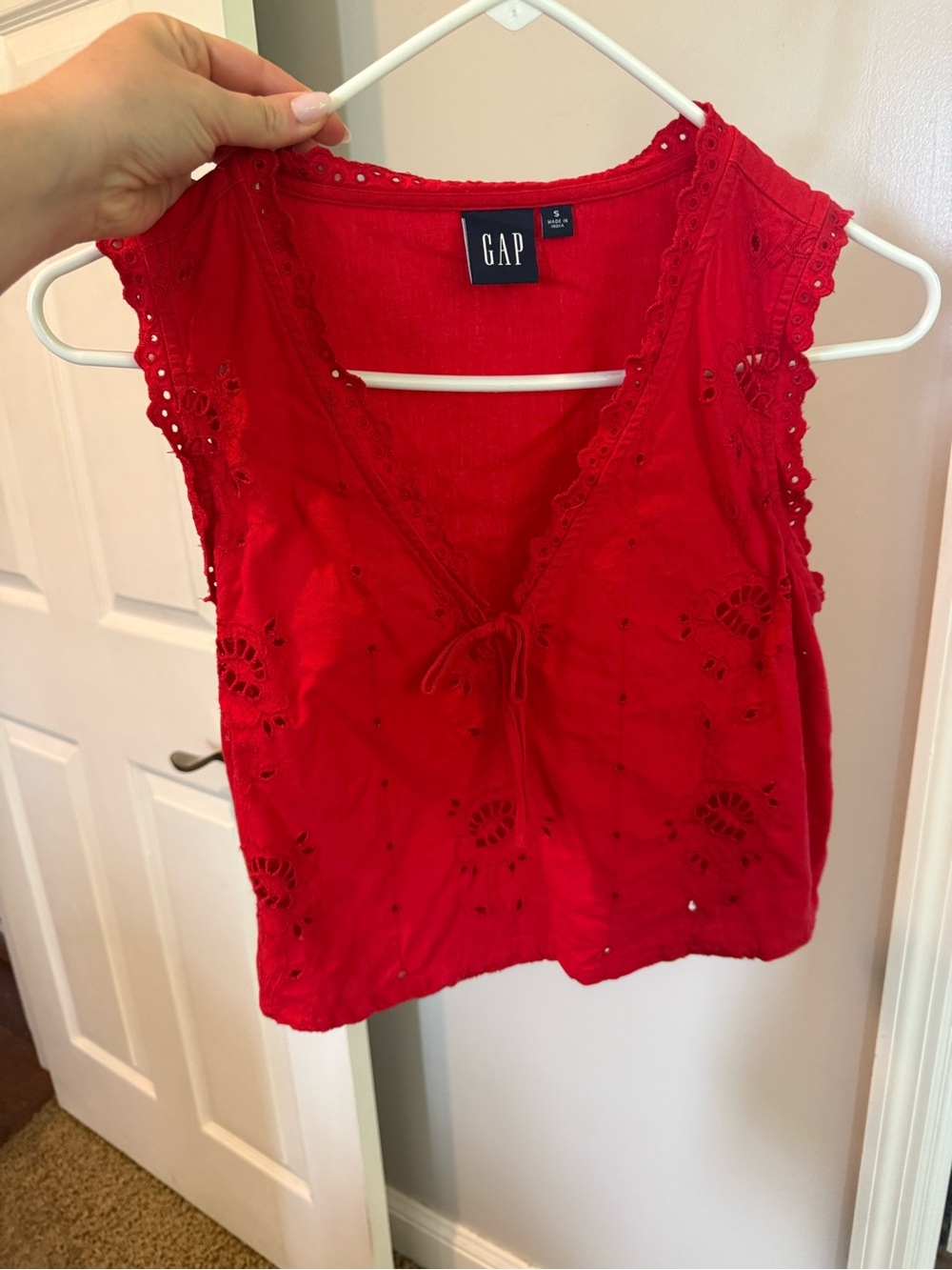 Gap Red Eyelet Tank size S